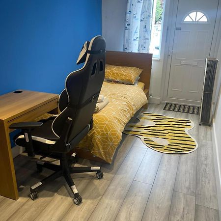 One Bedroom In Spacious Bungalow, Free Parking & Private Entrance EDI Exterior foto