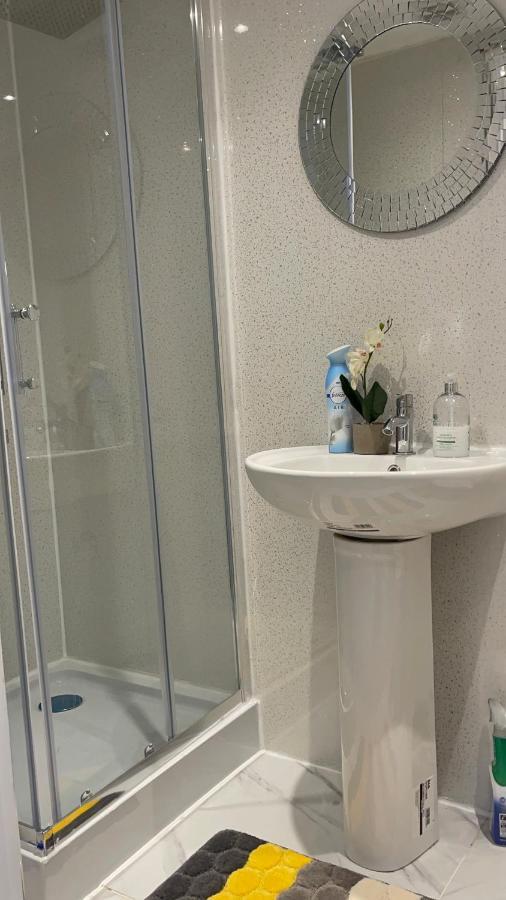 One Bedroom In Spacious Bungalow, Free Parking & Private Entrance EDI Exterior foto