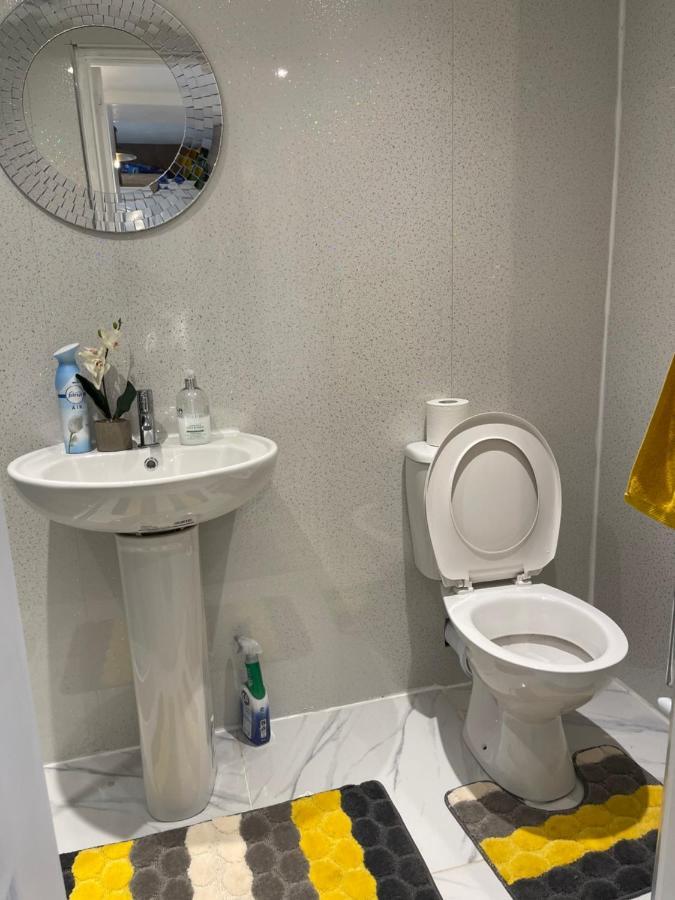 One Bedroom In Spacious Bungalow, Free Parking & Private Entrance EDI Exterior foto