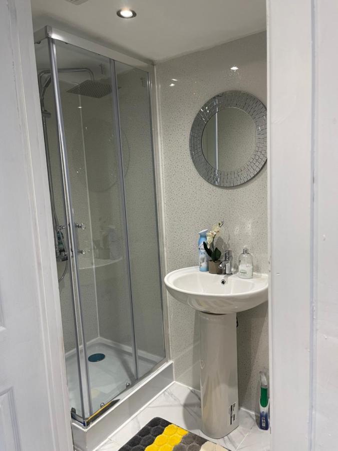 One Bedroom In Spacious Bungalow, Free Parking & Private Entrance EDI Exterior foto