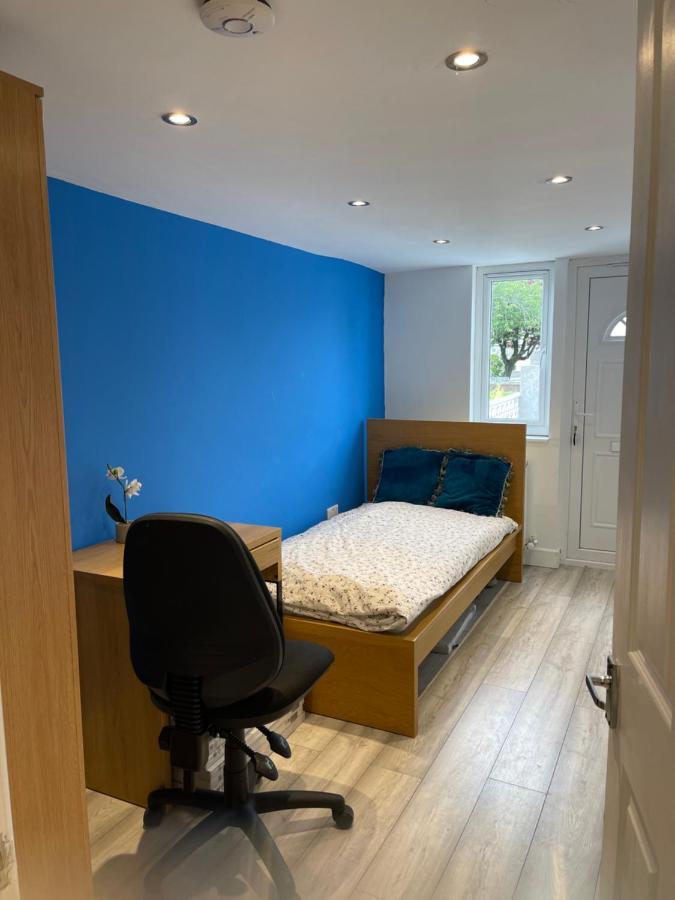 One Bedroom In Spacious Bungalow, Free Parking & Private Entrance EDI Exterior foto