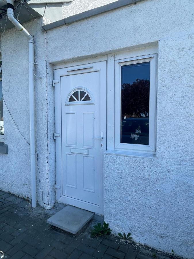 One Bedroom In Spacious Bungalow, Free Parking & Private Entrance EDI Exterior foto