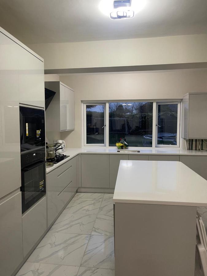 One Bedroom In Spacious Bungalow, Free Parking & Private Entrance EDI Exterior foto
