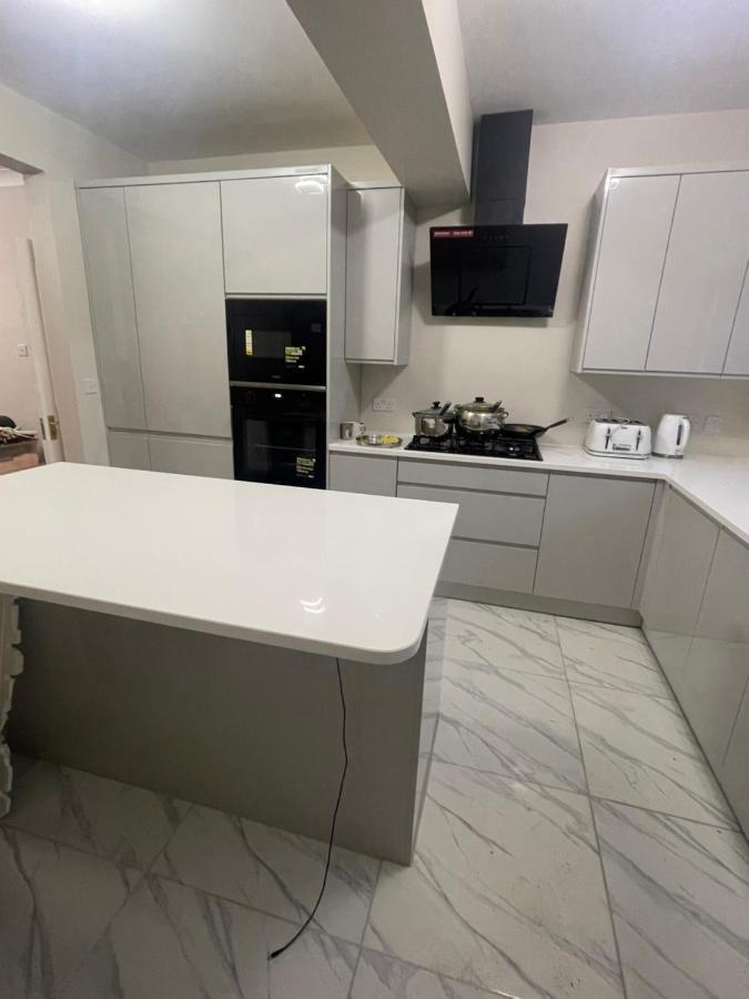One Bedroom In Spacious Bungalow, Free Parking & Private Entrance EDI Exterior foto