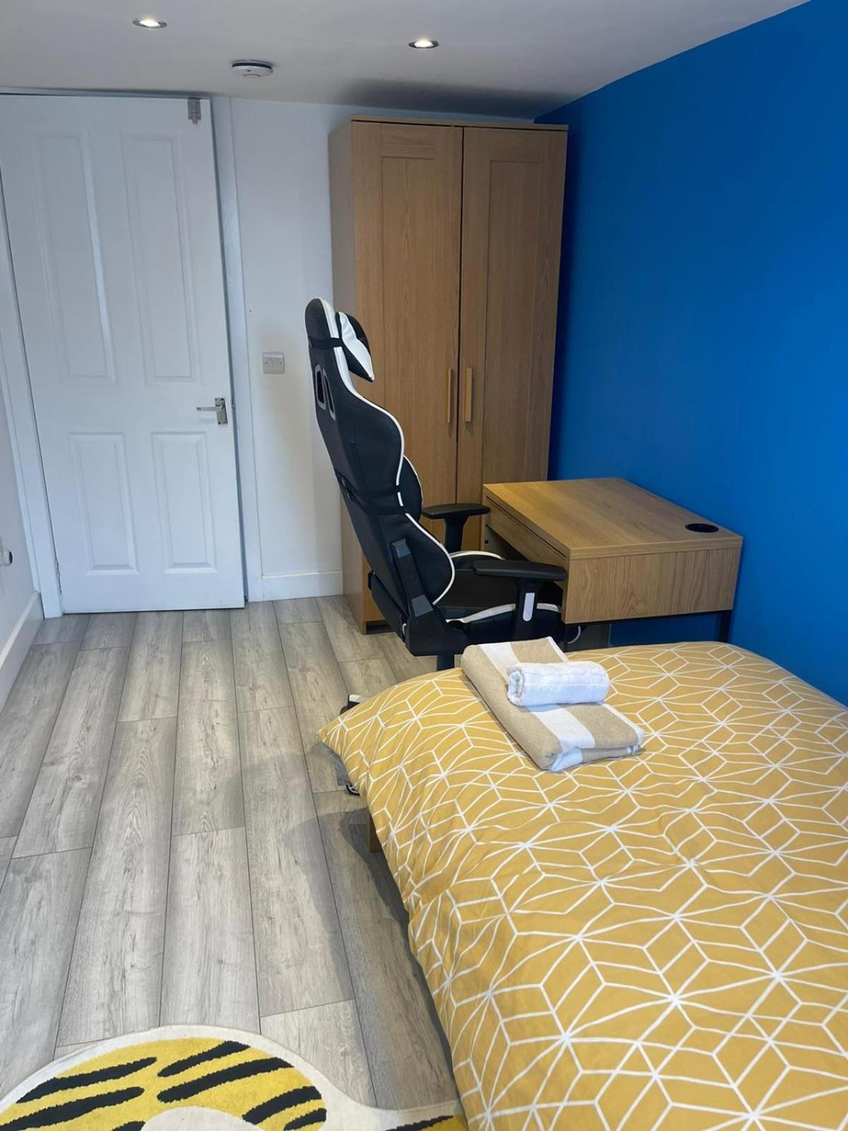 One Bedroom In Spacious Bungalow, Free Parking & Private Entrance EDI Exterior foto